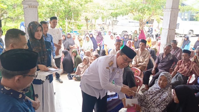 Pj Bupati Salurkan Secara Simbolis Zakat Senif Fakir dan Miskin Tahun 2024 sejumlah 6,7 Miliar