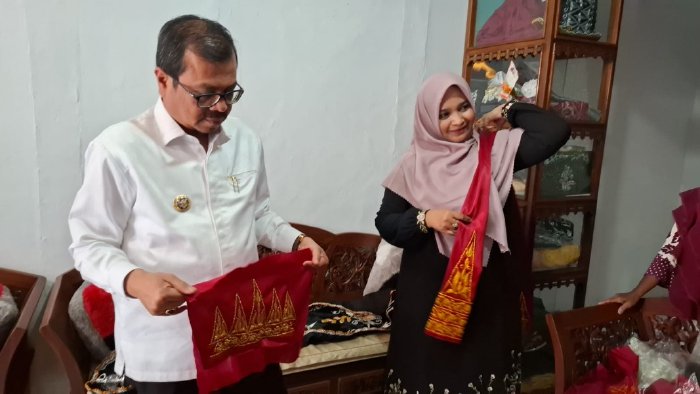 Pj Bupati Aceh Barat dan Pj Ketua Dekranasda Kunjungi Usaha Rumah Tangga di Gampong Kuala Bubon