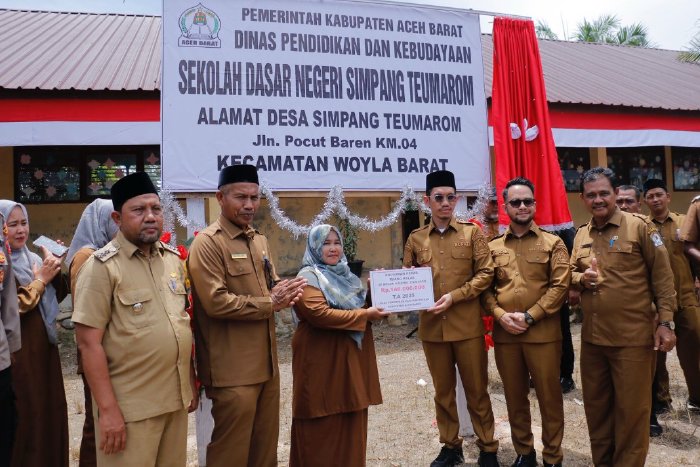Bupati Aceh Barat Tingkatkan Status SD Swasta Menjadi Negeri dan Serahkan Anggaran Rehab Rp 146 Juta